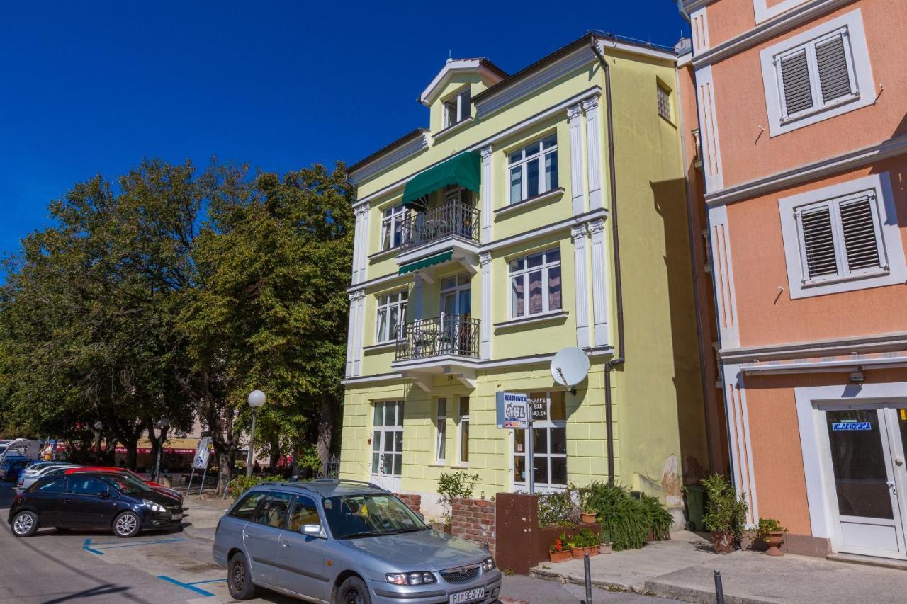 Apartments Villa Katarina Selce Bagian luar foto