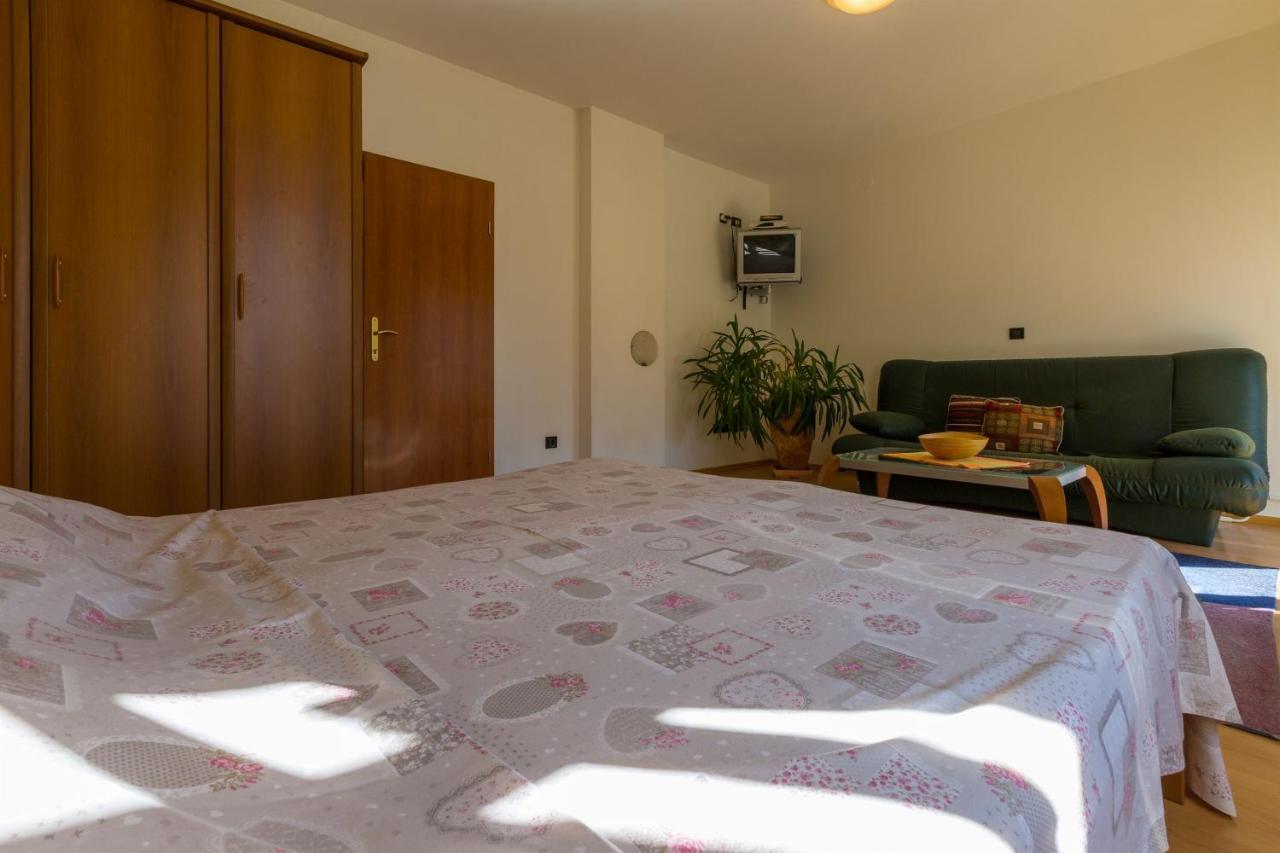 Apartments Villa Katarina Selce Bagian luar foto